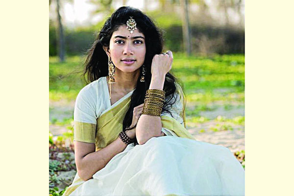 অভিনয় ছাড়ছেন সাই পল্লবী