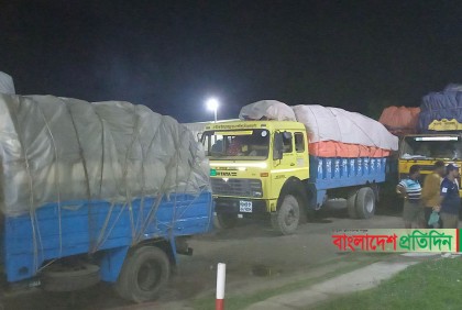 উৎকোচ দাবির অভিযোগে টেকনাফ স্থলবন্দরে পণ্য সরবরাহ বন্ধ