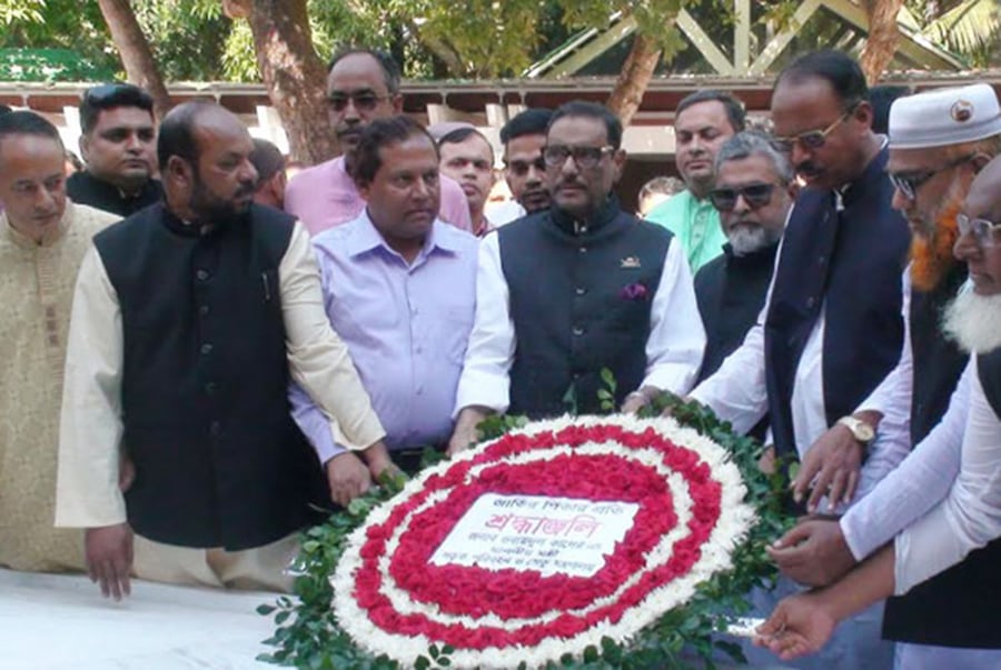 টুঙ্গিপাড়ায় বঙ্গবন্ধুর সমাধিতে ওবায়দুল কাদেরের শ্রদ্ধা