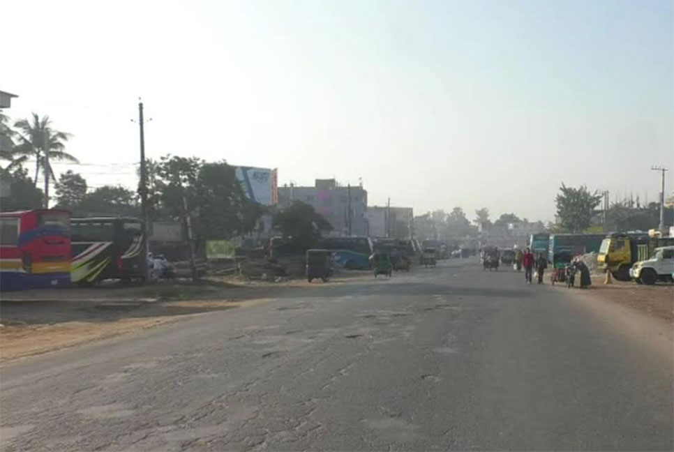 নাটোরে পরিবহন ধর্মঘটে চলছে না বাস, যাত্রীদের দুর্ভোগ