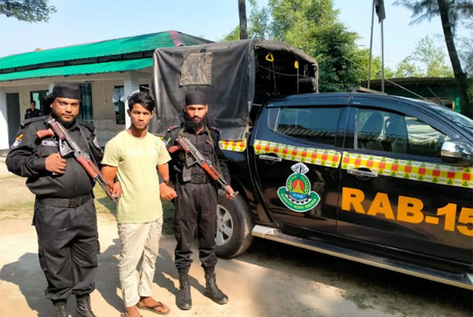 টেকনাফে র‌্যাবের অভিযানে বিদেশী মদ ও বিয়ার উদ্ধার, আটক ১