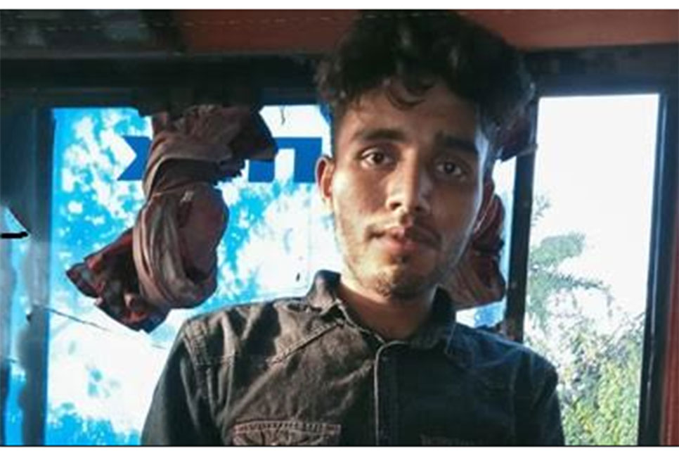 গুরুদাসপুরে অস্ত্রসহ যুবক আটক