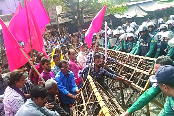 বেতন বৃদ্ধির দাবিতে মিছিল