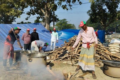 মাদরাসা মাঠের দিকে জনস্রোত, নেতাকর্মীদের জন্য রান্না হচ্ছে খিচুড়ি