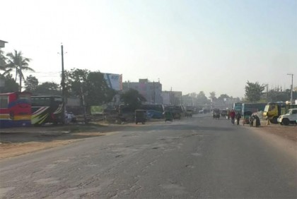 নাটোরে পরিবহন ধর্মঘটে চলছে না বাস, যাত্রীদের দুর্ভোগ