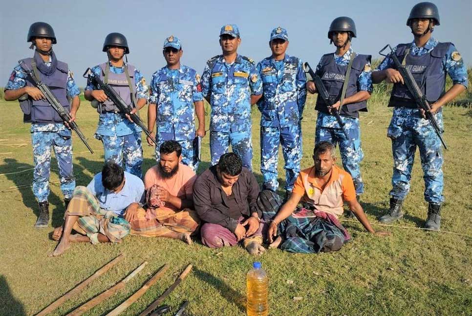 মেঘনা নদী থেকে আগ্নেয়াস্ত্রসহ ৪ ডাকাত আটক