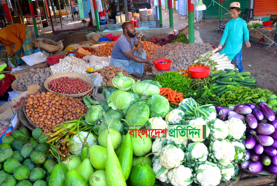 সবজির দাম কমেছে বগুড়ায়

