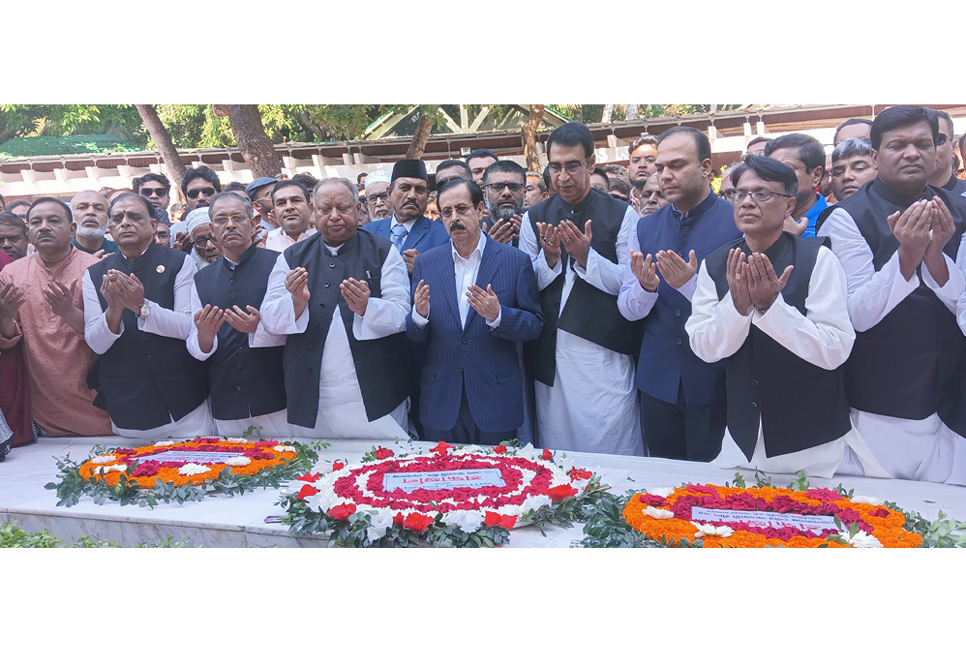 বঙ্গবন্ধুর সমাধিতে গোপালগঞ্জ আওয়ামী লীগের নবনির্বাচিত নেতাদের শ্রদ্ধা 

