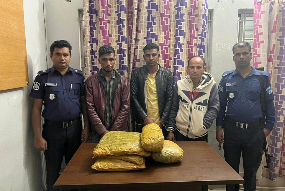 আখাউড়ায় ৫ কেজি গাঁজাসহ আটক ৩