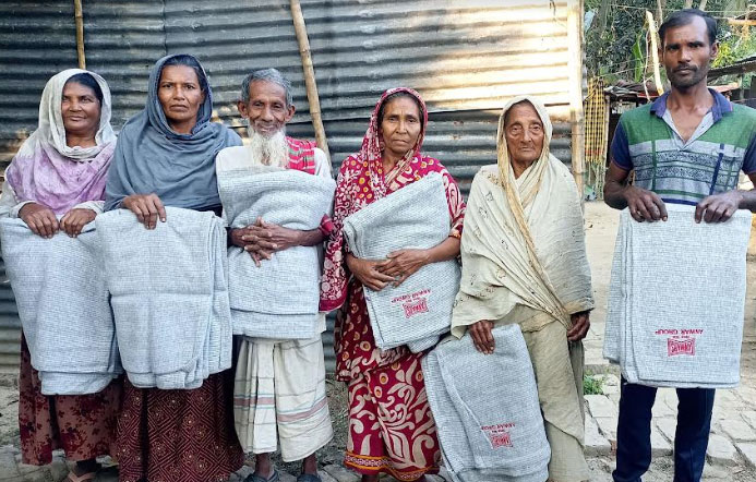 
বাগাতিপাড়ায় দুস্থ মানুষের মাঝে কম্বল বিতরণ