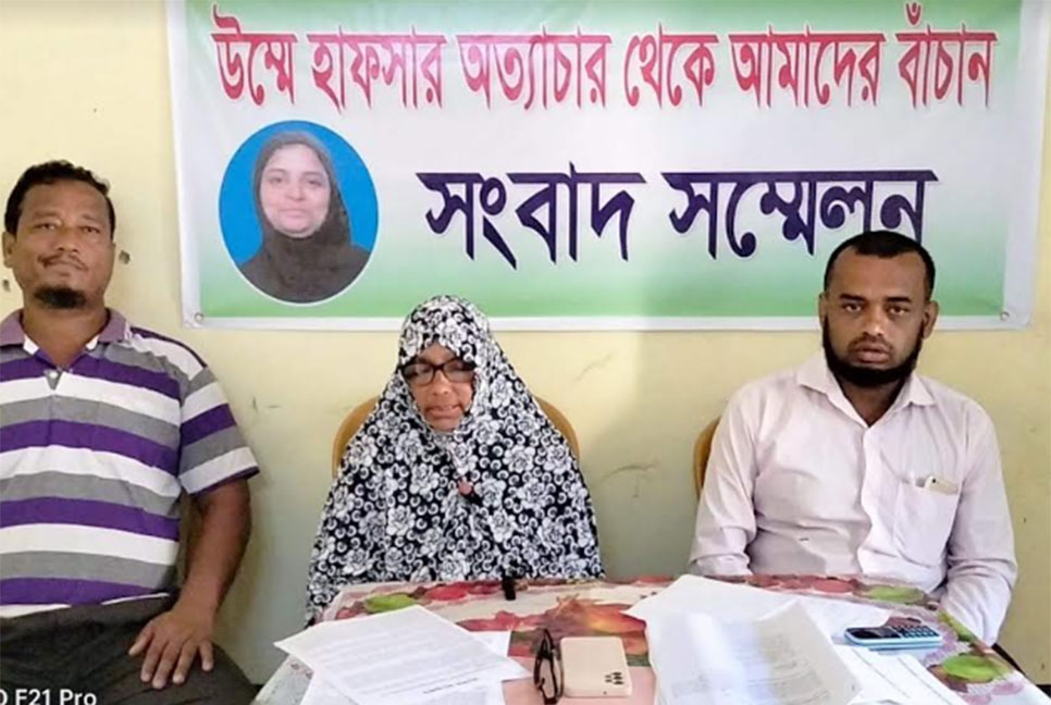 পুত্রবধূর বিরুদ্ধে হামলার অভিযোগ করে শাশুড়ির সংবাদ সম্মেলন