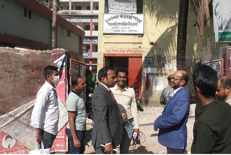 বরিশালে হাই স্কুলের বিরুদ্ধে প্রাথমিক স্কুলের ভবন ভাঙার অভিযোগ