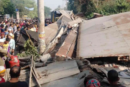 যশোরে নিয়ন্ত্রণ হারিয়ে হোটেলে কাভার্ডভ্যান, নিহত ৫