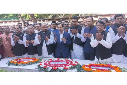 বঙ্গবন্ধুর সমাধিতে গোপালগঞ্জ আওয়ামী লীগের নবনির্বাচিত নেতাদের শ্রদ্ধা 

