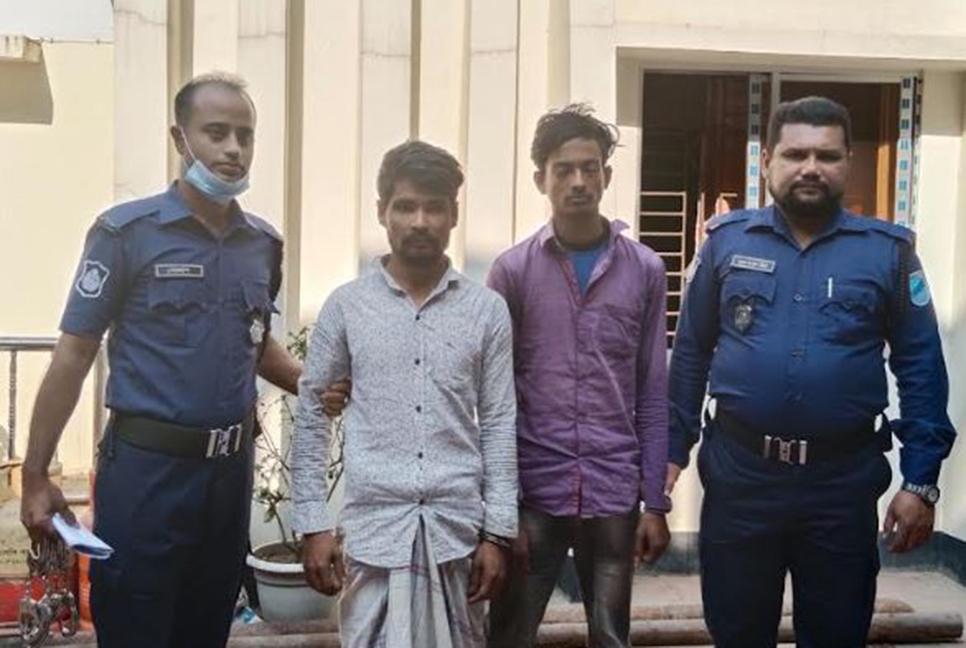 অস্ত্রসহ দুই ডাকাত গ্রেফতার