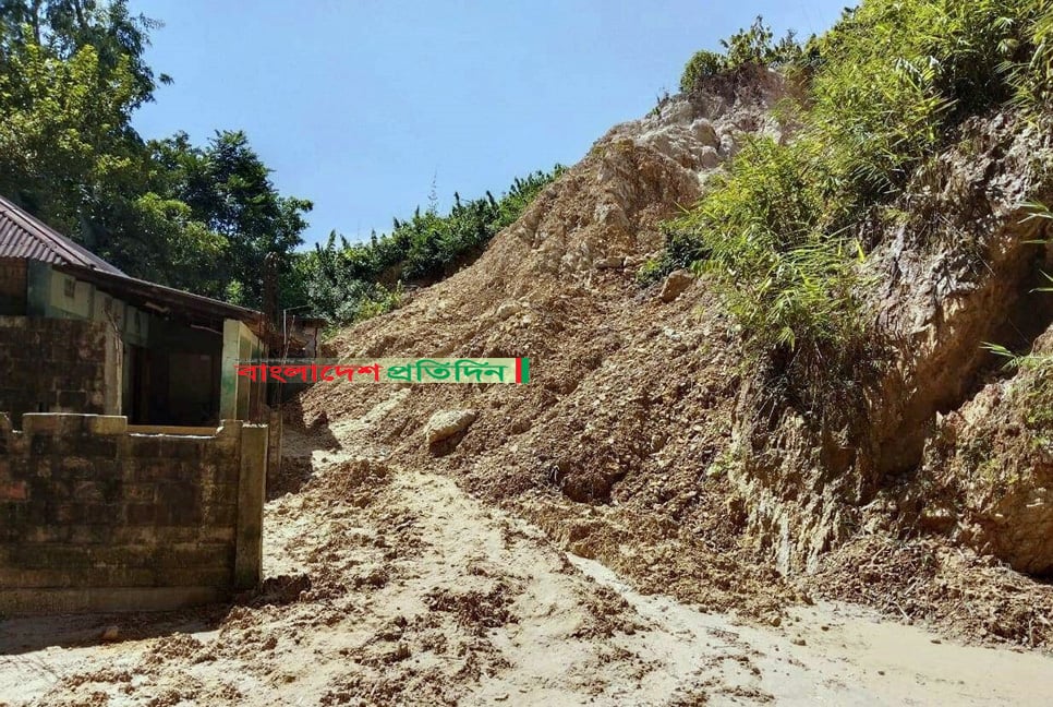 টিলা ধসের শঙ্কায় ঘরছাড়া তিন পরিবার


