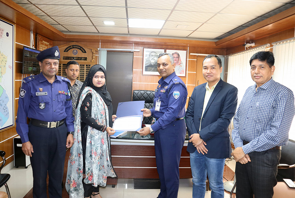 লক্ষ্মীপুরে পুলিশ পরিবারের ৩ সদস্য পেলেন মেধাবৃত্তি