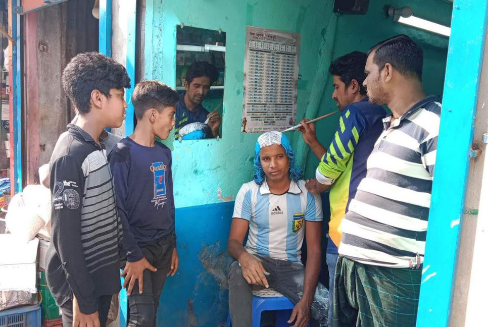 আর্জেন্টিনার পতাকার রঙে সাজলেন সাপোর্টার

