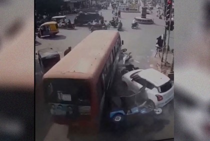 বাস চালাতে চালাতেই হার্ট অ্যাটাক চালকের, অতঃপর… (ভিডিও)