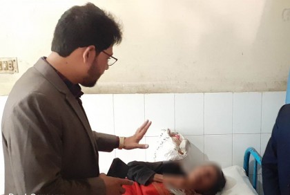 রাস্তায় পড়ে থাকা বৃদ্ধার পাশে দাঁড়ালেন ইউএনও