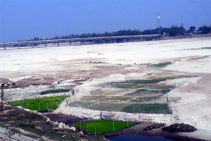 খরস্রোতা আত্রাই নদী এখন ধু ধু বালুচর