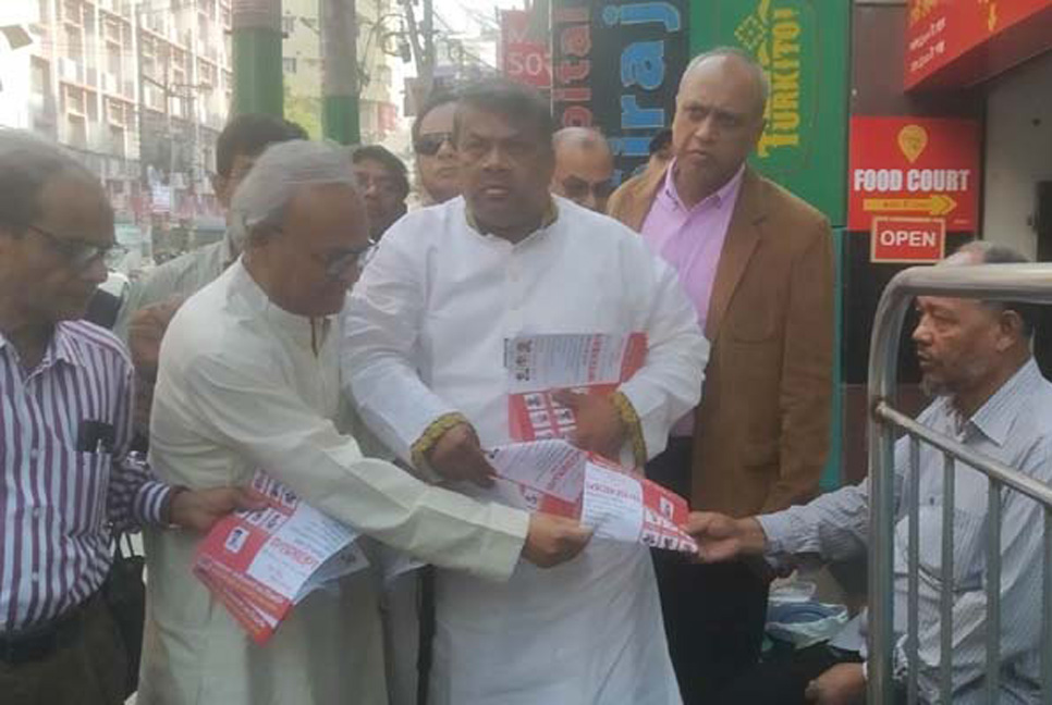 ১০ ডিসেম্বরের সমাবেশ: রাজধানীতে রিজভীর লিফলেট বিতরণ