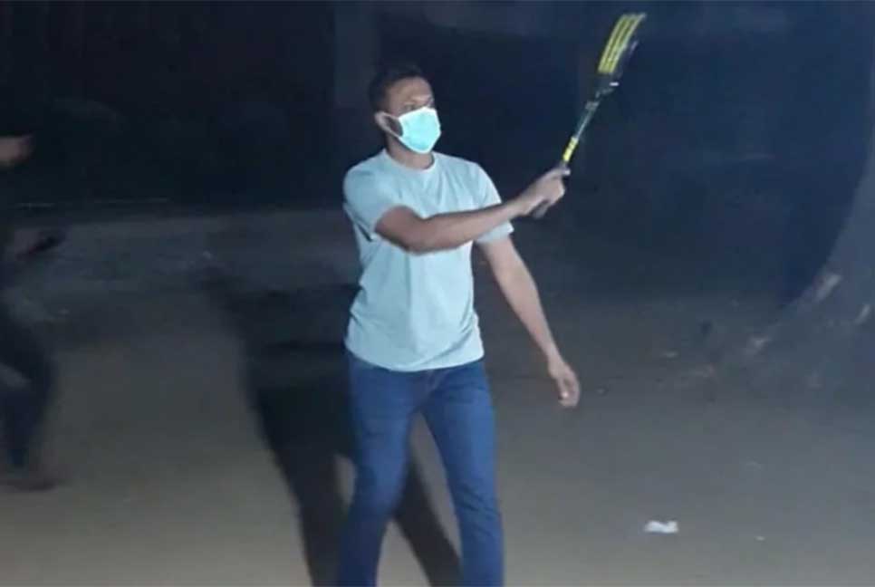 ভারতকে হারিয়ে মধ্যরাতে ঢাবিতে সাকিব, শিক্ষার্থীদের সঙ্গে খেললেন ব্যাডমিন্টন

