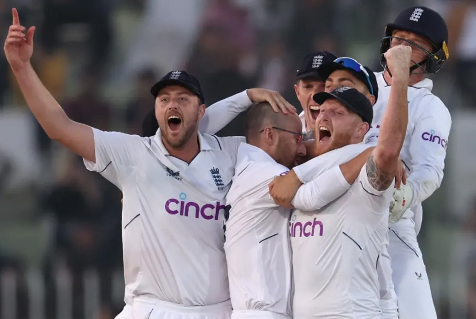 শেষবেলার রোমাঞ্চে পাকিস্তানকে হারালো ইংল্যান্ড

