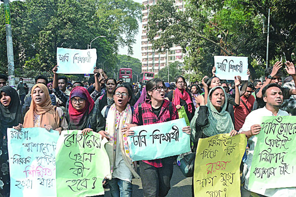 নিরাপদ ক্যাম্পাসের দাবিতে আন্দোলনে ঢাবির শিক্ষার্থীরা