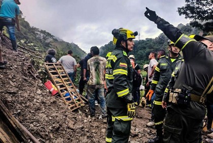 কলম্বিয়ার সড়কে ভূমিধসে কবলে বাস, নিহত ৩ আটকা ২০
