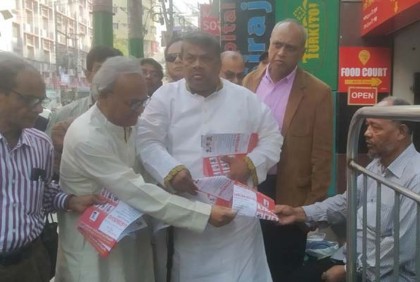 ১০ ডিসেম্বরের সমাবেশ: রাজধানীতে রিজভীর লিফলেট বিতরণ