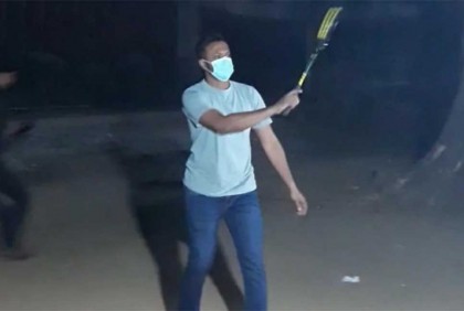 ভারতকে হারিয়ে মধ্যরাতে ঢাবিতে সাকিব, শিক্ষার্থীদের সঙ্গে খেললেন ব্যাডমিন্টন

