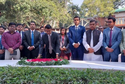 বঙ্গবন্ধুর সমাধিতে গোপালগঞ্জের নবনিযুক্ত জেলা প্রশাসকের শ্রদ্ধা