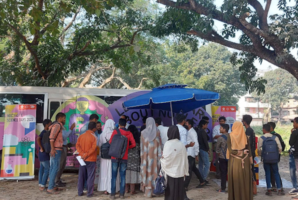 পাবনায় রূপপুর বিদ্যুৎ কেন্দ্র সম্পর্কে ধারণা দিচ্ছে নিউক্লিয়ার বাস