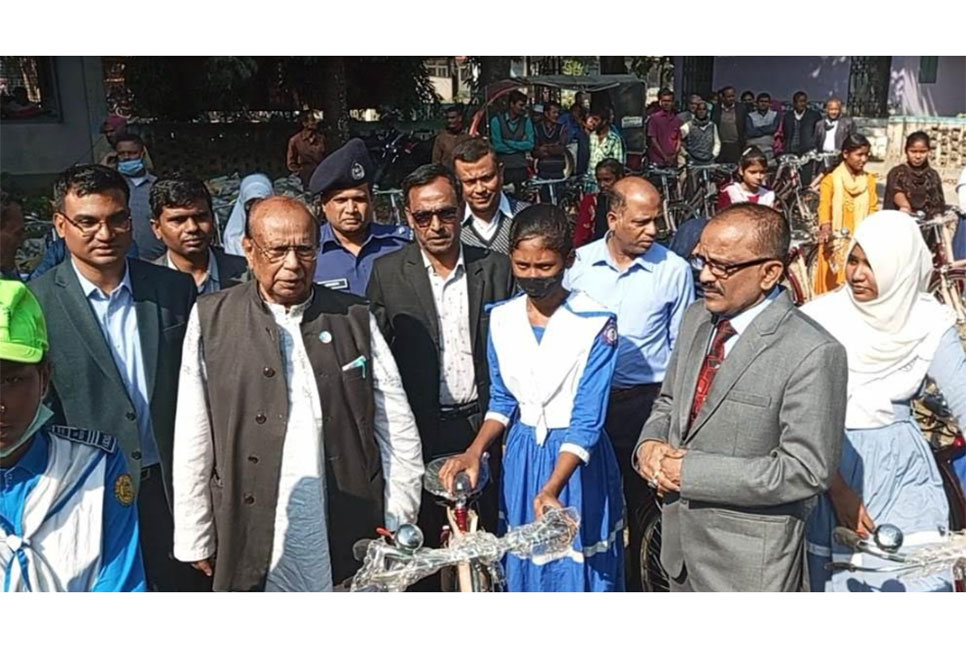 ঠাকুরগাঁওয়ে হুইল চেয়ার, বাইসাইকেল, সেলাই মেশিন বিতরণ