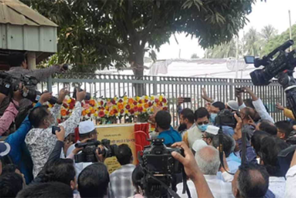 মেয়র তাপসের মাঠ উদ্বোধন অনুষ্ঠানে ছাত্রদের হামলা

