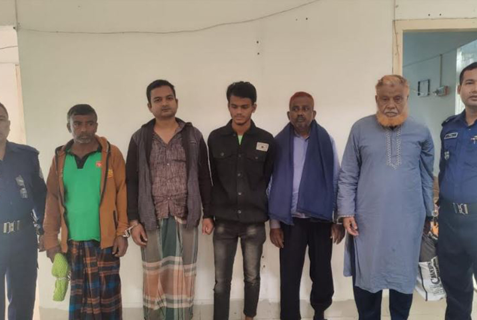 ফেনীতে ৫ পলাতক আসামি গ্রেফতার