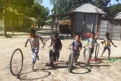 দুরন্তপনার সেই শৈশব হারিয়ে যাচ্ছে 