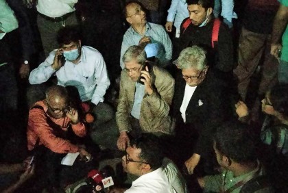 কার্যালয়ে প্রবেশে বাধা, ফুটপাতে বসে পড়লেন মির্জা ফখরুল

