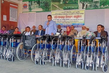 বীরগঞ্জে প্রতিবন্ধীদের মাঝে হুইল চেয়ার বিতরণ
