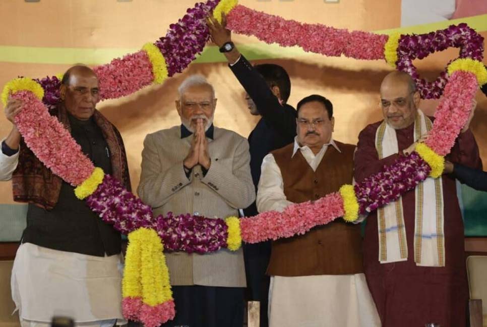 গুজরাটে রেকর্ড জয় বিজেপির, হিমাচলে জিতল কংগ্রেস