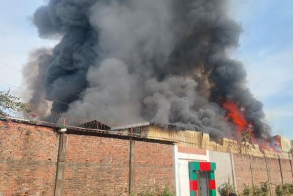শ্রীপুরে তুলার গুদামের আগুন