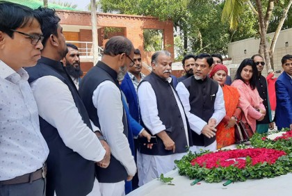 বঙ্গবন্ধুর সমাধিতে শ্রদ্ধা নিবেদন শরীয়তপুর জেলা পরিষদের