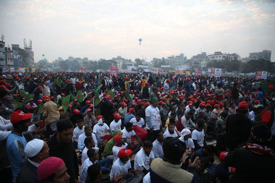 গোলাপবাগ মাঠ ছাড়িয়ে রাস্তায় অবস্থান নিয়েছে বিএনপি নেতাকর্মীরা
