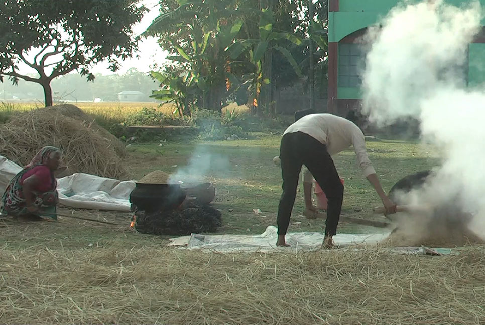 নেত্রকোনায় গ্রামে গ্রামে চলছে ধান সিদ্ধ উৎসব
