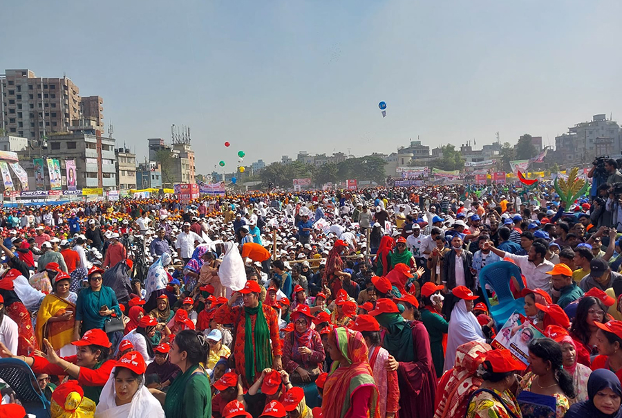 গোলাপবাগের মাঠ ছাড়িয়ে আশপাশের সড়কেও বিএনপি নেতাকর্মীদের ঢল