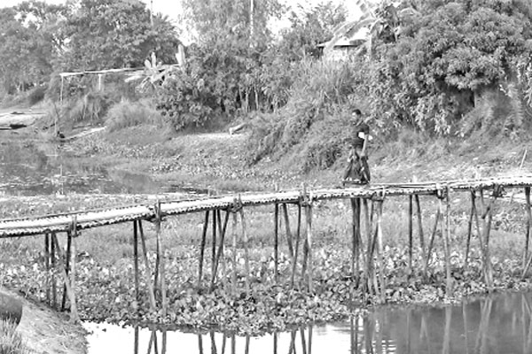 সেতুর অভাবে জনদুর্ভোগ