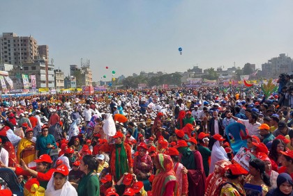 গোলাপবাগের মাঠ ছাড়িয়ে আশপাশের সড়কেও বিএনপি নেতাকর্মীদের ঢল
