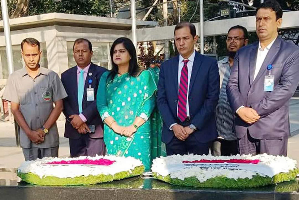 জাতির পিতার প্রতিকৃতিতে প্রধানমন্ত্রীর নবনিযুক্ত সচিবদ্বয়ের শ্রদ্ধা নিবেদন