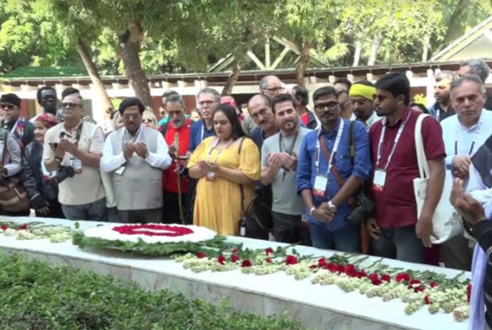 টুঙ্গিপাড়ায় বঙ্গবন্ধুর সমাধিতে ১১৪ দেশের চিত্র শিল্পীদের শ্রদ্ধা